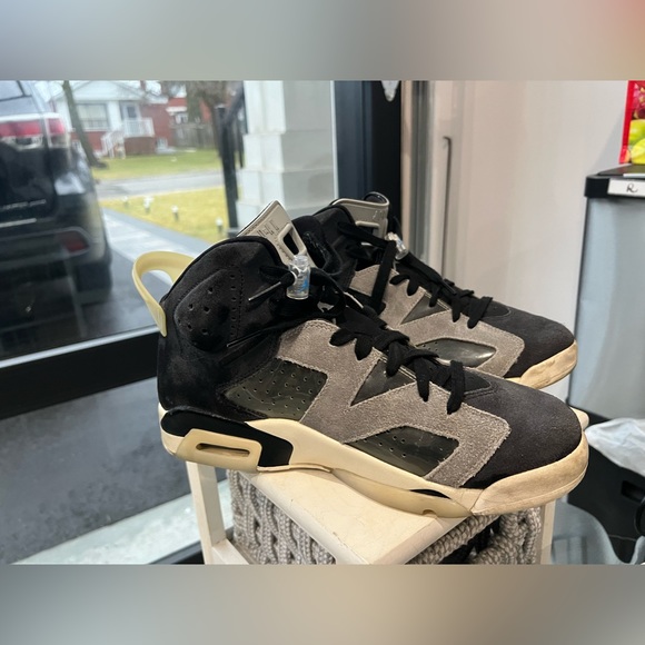 Women Jordan 6 Shoes - Picture 2 of 5